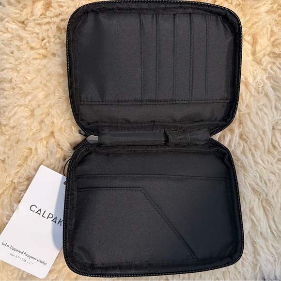 NWT Luka Zippered Passport Wallet - Picture 3 of 3